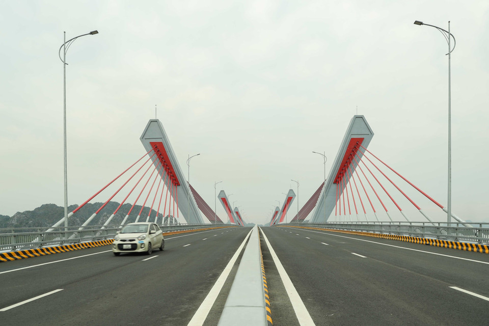 Cầu Bến Rừng có 4 làn xe cơ giới, 2 làn xe hỗn hợp, giúp nâng cao năng lực giao thông, kinh tế giữa huyện Thuỷ Nguyên (Hải Phòng) và thị xã Quảng Yên (Quảng Ninh). (Ảnh: Hoàng Hiếu/TTXVN)
