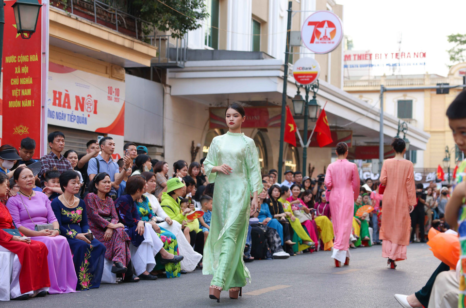 Trình diễn Áo dài "Sắc thu Hà Nội". (Ảnh: Thanh Tùng/TTXVN)