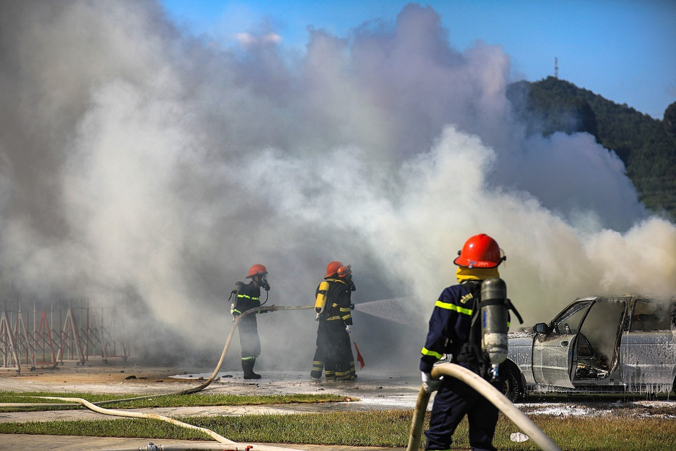 Diễn tập nội dung lực lượng Công an tỉnh Hòa Bình thực hiện cứu nạn, cứu hộ chữa cháy. (Ảnh: Trọng Đạt/TTXVN)