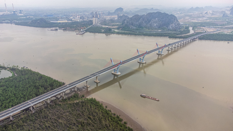 Cầu Bến Rừng nhìn từ phía tỉnh Quảng Ninh sang huyện Thuỷ Nguyên (Hải Phòng). (Ảnh: Hoàng Hiếu/TTXVN)