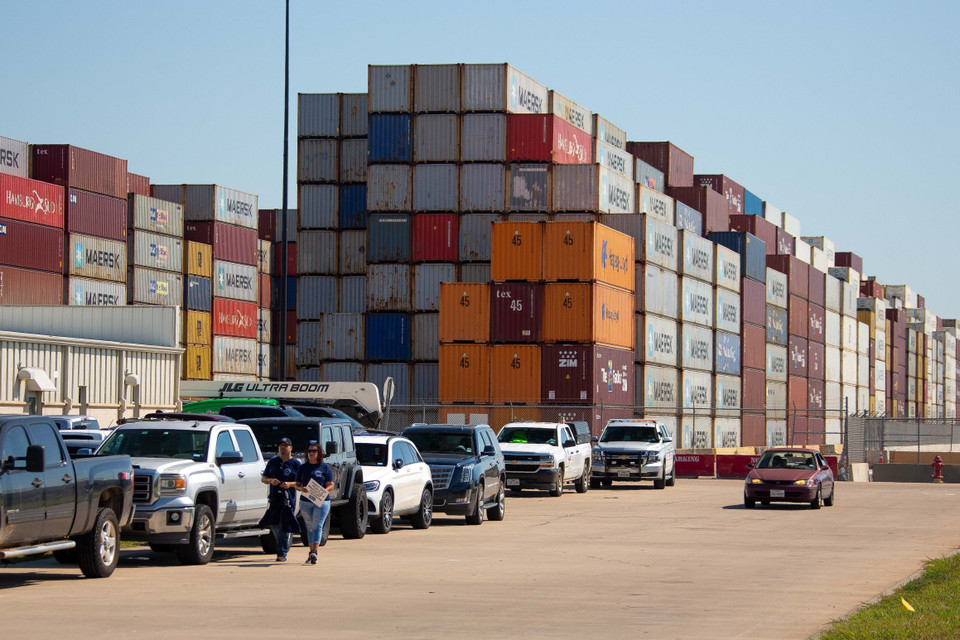 Ngày 1/10/2024, sau khi các cuộc thỏa thuận về một hợp đồng tiền lương mới đổ vỡ, công nhân bốc xếp tại các cảng ở Bờ Đông và Vịnh Mexico của Mỹ đã bắt đầu đình công, gây ngưng trệ khoảng 50% hoạt động vận chuyển đường biển của nước này. Trong ảnh: Nhân viên cảng Houston, bang Texas, Mỹ tham gia đình công ngày 1/10/2024. (Ảnh: THX/TTXVN)