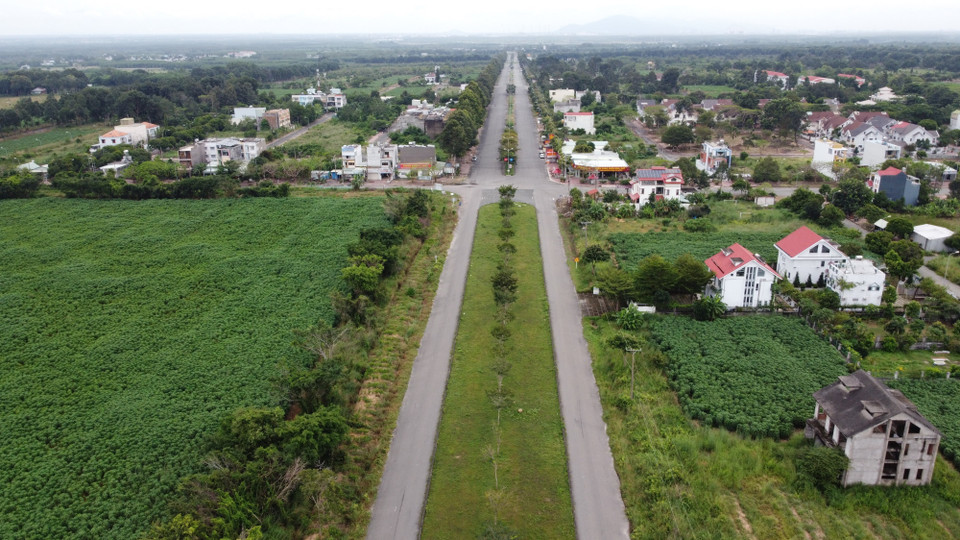 Một khu đô thị trên đường Lê Hồng Phong (huyện Nhơn Trạch) đã được đầu tư hạ tầng hoàn chỉnh, nhưng chỉ có lác đác một số hộ dân đến sinh sống. (Ảnh: Sỹ Tuyên/TTXVN)