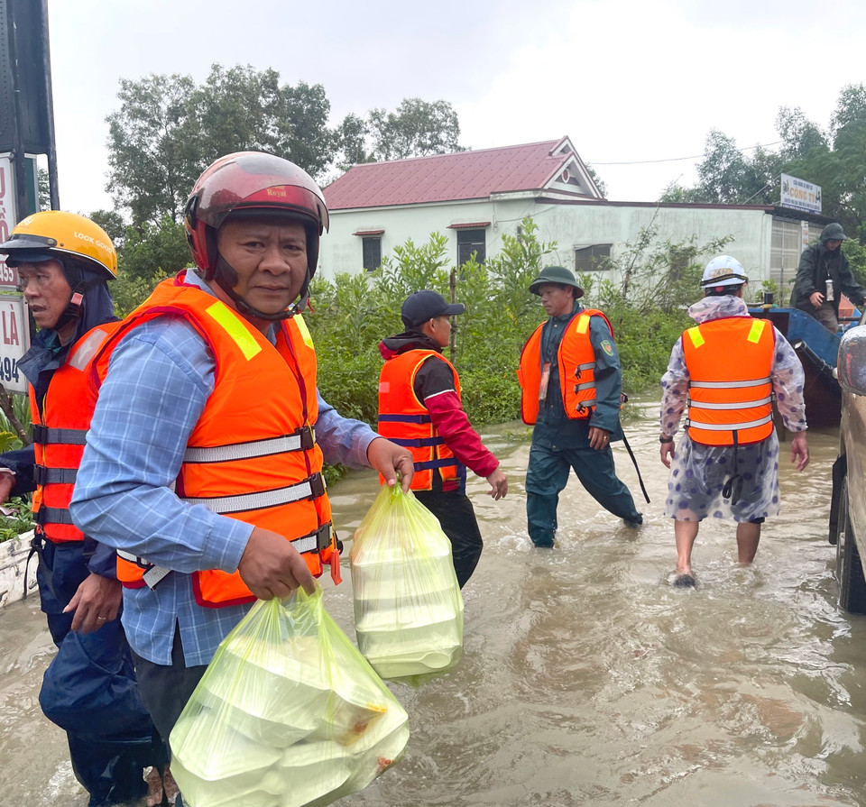 Người dân chuẩn bị lương thực hỗ trợ bà con vùng ngập lụt. (Ảnh: Thanh Thuỷ/TTXVN)