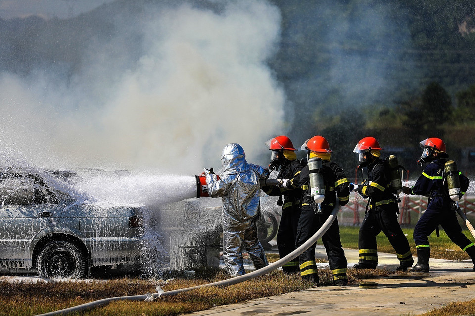 Diễn tập nội dung lực lượng Công an tỉnh Hòa Bình thực hiện cứu nạn, cứu hộ chữa cháy. (Ảnh: Trọng Đạt/TTXVN)