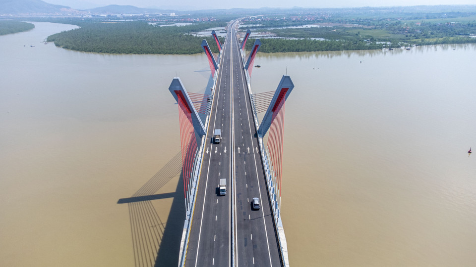 Cầu Bến Rừng thông xe giúp nâng cao năng lực giao thông, thông thương, hợp tác kinh tế, văn hoá, xã hội cùng phát triển giữa Hải Phòng và Quảng Ninh. (Ảnh: Hoàng Hiếu/TTXVN)