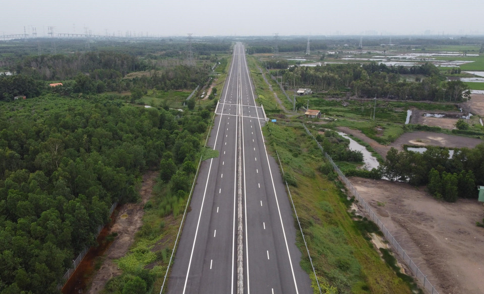 Tuyến cao tốc Bến Lức-Long Thành đoạn phía Đông, thuộc gói thầu A6, A7 đi qua địa bàn huyện Long Thành, Nhơn Trạch (Đồng Nai) đang được hoàn thiện để dự kiến thông xe tạm vào cuối tháng 11/2024. (Ảnh: Sỹ Tuyên/TTXVN)