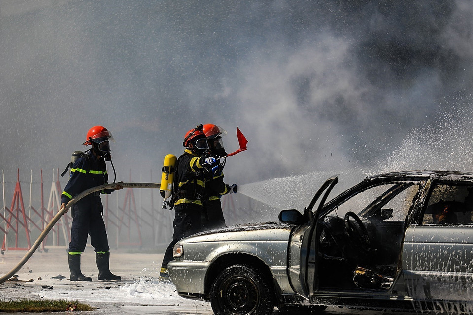 Diễn tập nội dung lực lượng Công an tỉnh Hòa Bình thực hiện cứu nạn, cứu hộ chữa cháy. (Ảnh: Trọng Đạt/TTXVN)