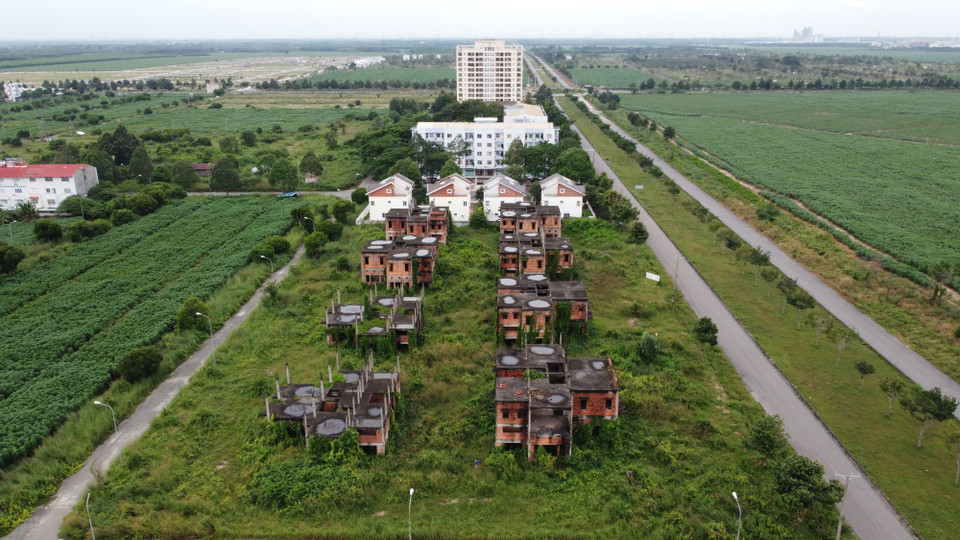 Hàng chục căn biệt thự diện tích hàng trăm m2 bị bỏ hoang hơn 10 năm nay tại khu đô thị Long Thọ - Phước An (Nhơn Trạch). (Ảnh: Sỹ Tuyên/TTXVN)