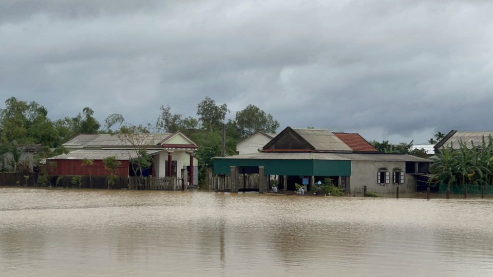 Nhiều ngôi nhà tại xã Vĩnh Lâm, huyện Vĩnh Linh ngập sâu trong nước. (Ảnh: Thanh Thuỷ/TTXVN)