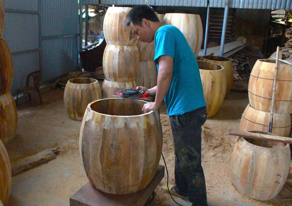 Nghệ nhân mài phôi trống. (Ảnh: Phương Anh/TTXVN)