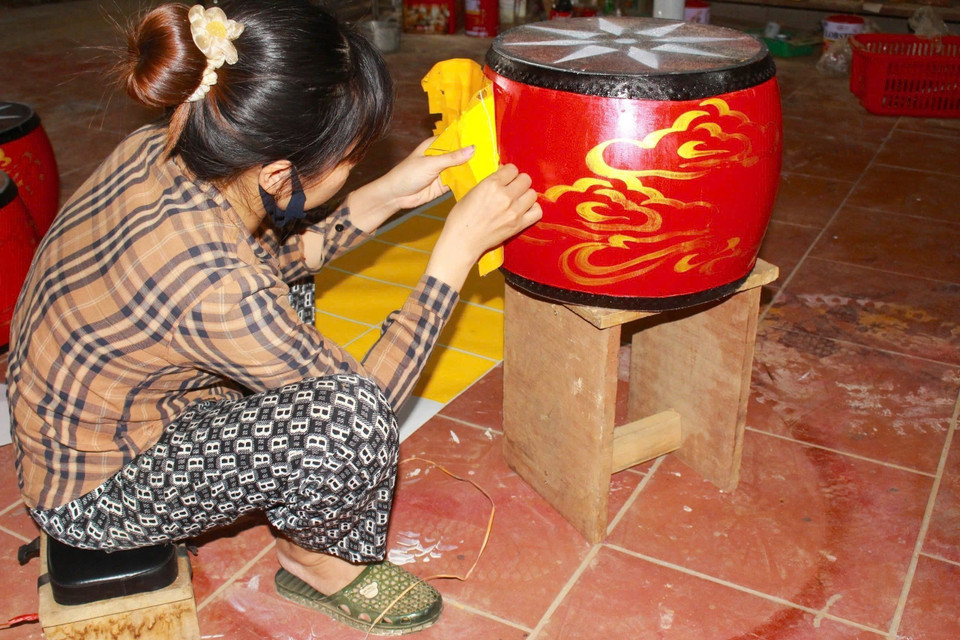 Nghề làm trống là nguồn thu nhập chính của đa số gia đình trong làng. (Ảnh: Phương Anh/TTXVN)
