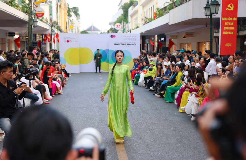 "Áo dài Sắc thu Hà Nội" là hoạt động có ý nghĩa văn hóa cao, mang tính cộng đồng, góp phần thu hút du khách. (Ảnh: Thanh Tùng/TTXVN)