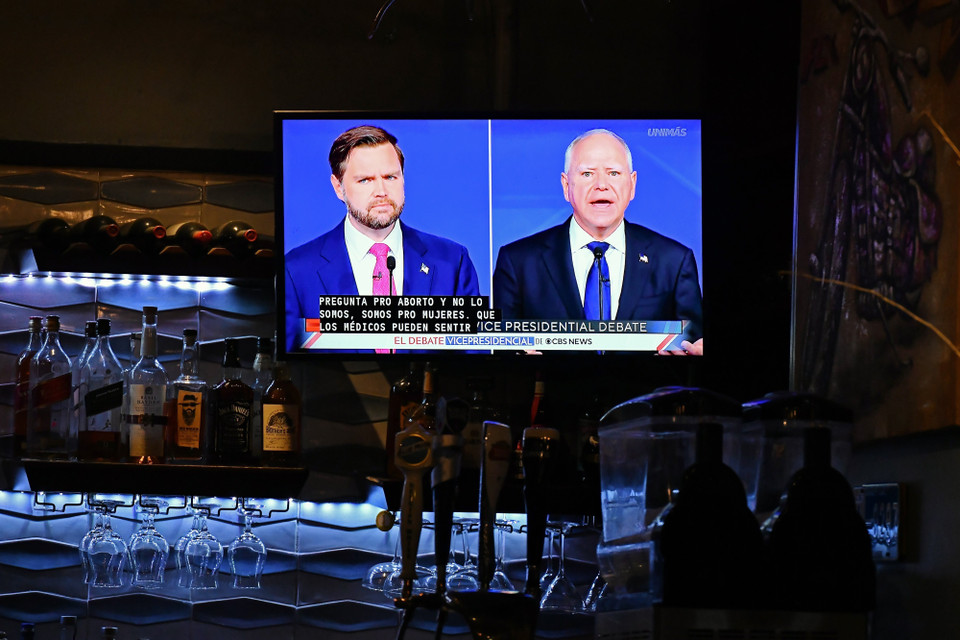 Ngày 1/10/2024, hai ứng cử viên Phó Tổng thống Mỹ J.D. Vance (trái) và Tim Walz đã có cuộc tranh luận trực tiếp trên kênh truyền hình CBS. Tại cuộc tranh luận, ứng cử viên đảng Cộng hòa Vance và ứng cử viên đảng Dân chủ Walz đã đào sâu hơn vào các chi tiết của chính sách so với vấn đề các ứng cử viên Tổng thống Donald Trump và Kamala Harris đã làm trong cuộc tranh luận hôm 10/9 vừa qua. (Ảnh: THX/TTXVN)