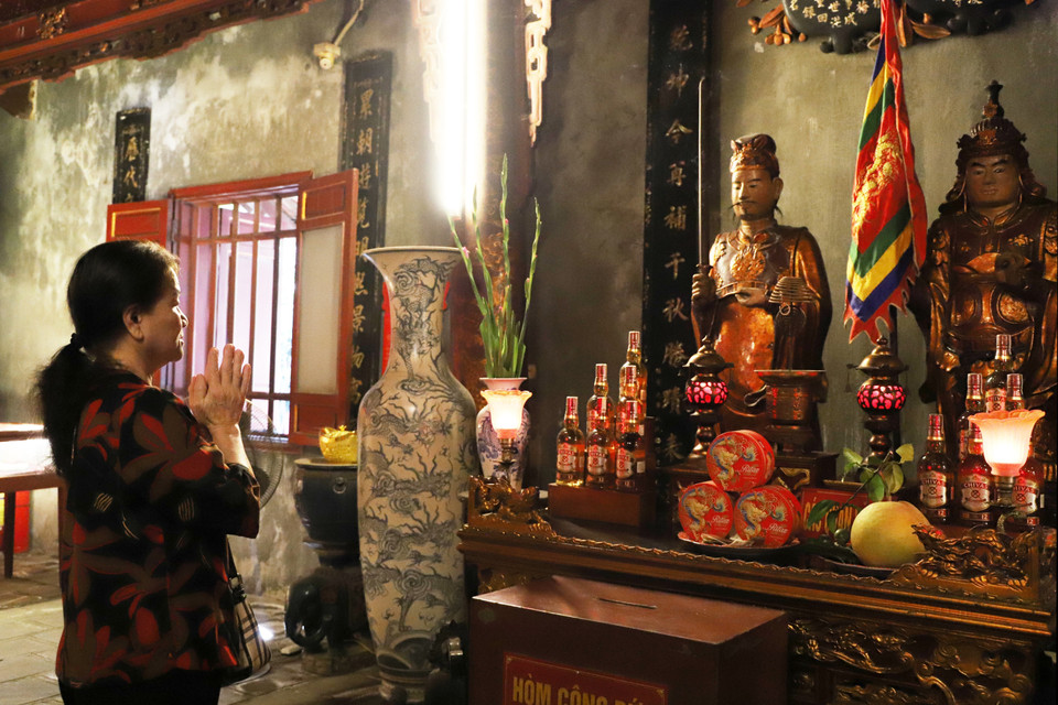 Cùng với đền Bạch Mã, đền Kim Liên, đền Voi Phục... đền Quán Thánh là điểm đến tâm linh nổi tiếng ở Hà Nội, thu hút du khách tới thăm quan và chiêm bái. (Ảnh: Vân Chi/TTXVN)