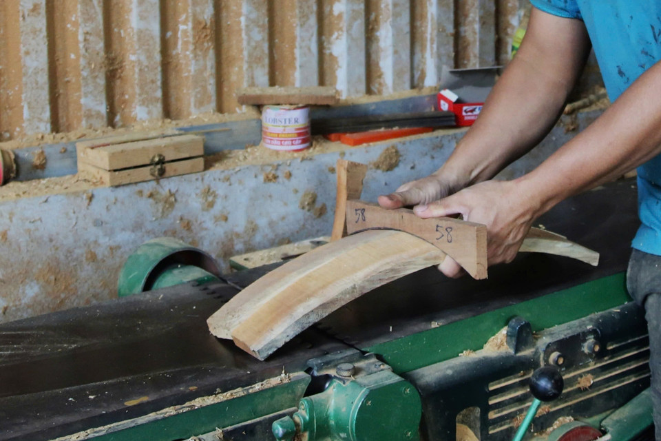 Tang trống được làm bằng gỗ mít khô và được xẻ cong. (Ảnh: Phương Anh/TTXVN)