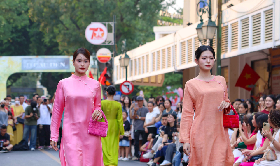 "Áo dài Sắc thu Hà Nội" tôn vinh vẻ đẹp và giá trị văn hóa của người phụ nữ Việt Nam trong tà áo dài truyền thống. (Ảnh: Thanh Tùng/TTXVN)