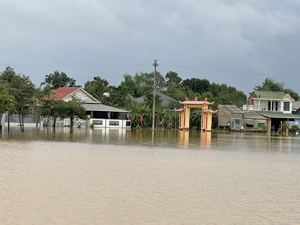 Nhiều ngôi nhà tại xã Vĩnh Lâm, huyện Vĩnh Linh ngập sâu trong nước. (Ảnh: Thanh Thuỷ/TTXVN)