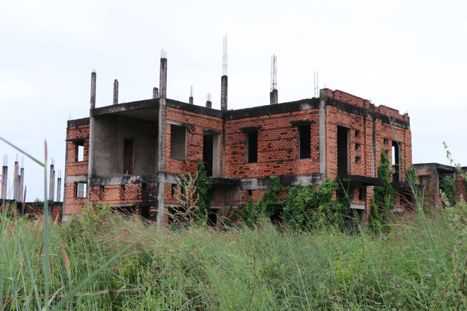 Nhiều căn biệt thự diện tích hàng trăm m2 đã hoàn thành phần xây thô, bị bỏ hoang hơn 10 năm nay tại khu đô thị Long Thọ - Phước An (Nhơn Trạch). (Ảnh: Sỹ Tuyên/TTXVN)