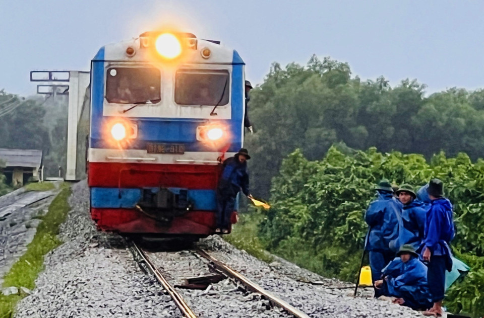 Đường sắt Bắc-Nam đoạn qua tỉnh Quảng Trị đã khắc phục xong sự cố và thông tàu vào 17 giờ 5 phút chiều 29/10. (Ảnh: Nguyên Linh/TTXVN)
