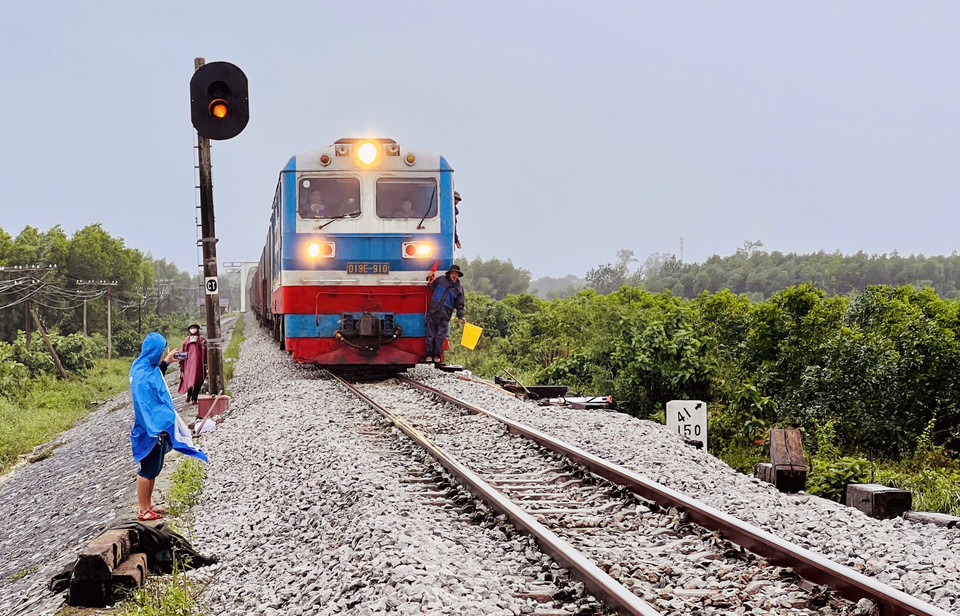 Đường sắt Bắc-Nam đoạn qua tỉnh Quảng Trị đã khắc phục xong sự cố và thông tàu vào 17 giờ 5 phút chiều 29/10. (Ảnh: Nguyên Linh/TTXVN)