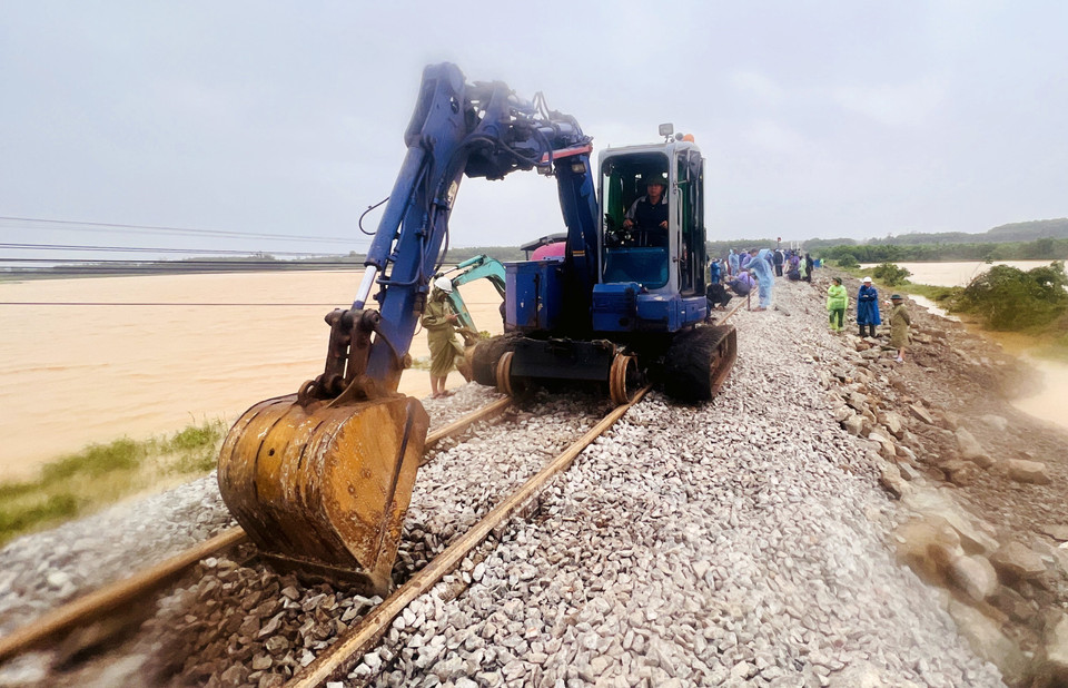 Công ty CP Đường sắt Bình Trị Thiên đã huy động vật tư, máy móc và 150 công nhân từ Quảng Bình, Quảng Trị, Thừa Thiên Huế khẩn trương khắc phục sự cố để thông tuyến trở lại. (Ảnh: Nguyên Linh/TTXVN)