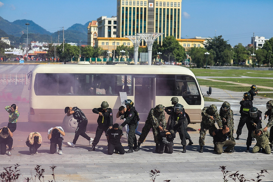 Diễn tập nội dung đánh bắt đối tượng khủng bố và giải cứu con tin trên phương tiện giao thông đường bộ. (Ảnh: Trọng Đạt/TTXVN)