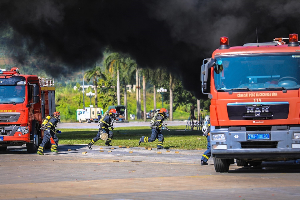 Diễn tập nội dung lực lượng Công an tỉnh Hòa Bình thực hiện cứu nạn, cứu hộ chữa cháy. (Ảnh: Trọng Đạt/TTXVN)