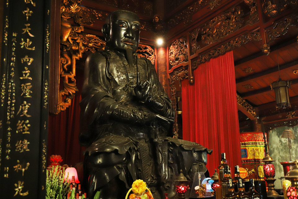 Ở di tích đền Quán Thánh có pho tượng đồng Huyền Thiên Trấn Vũ cao 3,96m, chu vi 8m, nặng 4 tấn, kiệt tác của các nghệ nhân làng Ngũ Xá (Hà Nội) đúc năm Đinh Tỵ 1677. (Ảnh: Vân Chi/TTXVN)