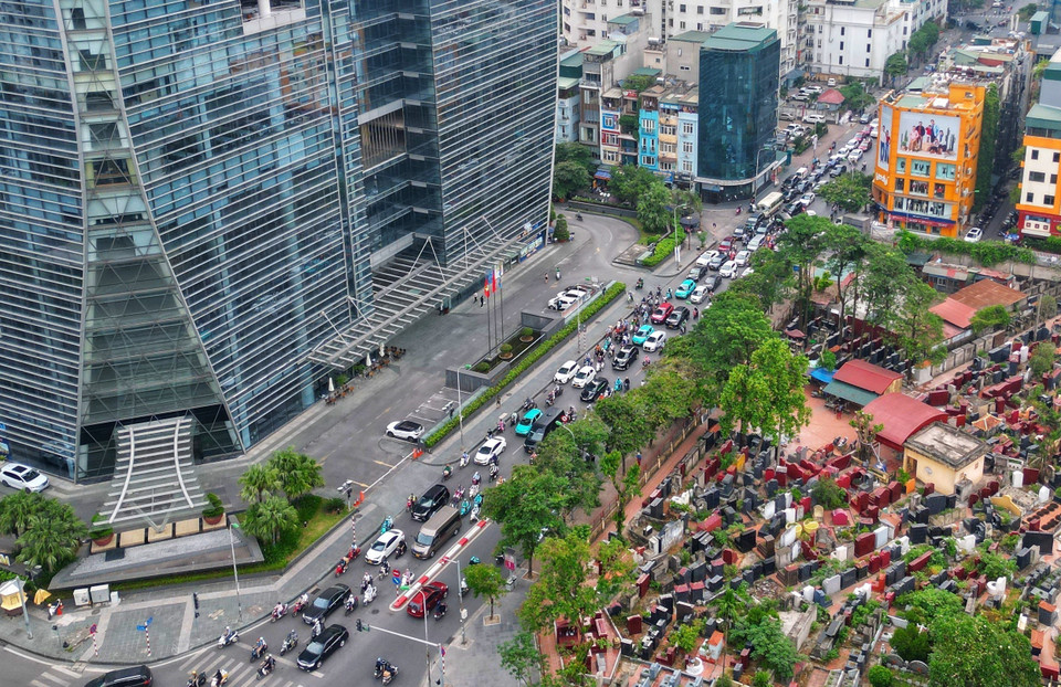 Đường Nguyễn Tuân giao cắt với đường Lê Văn Lương tuy đã mở rộng nhưng vẫn luôn ùn tắc vào giờ cao điểm. (Ảnh: Tuấn Anh/TTXVN)
