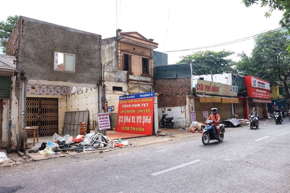 Các hộ dân nhanh chóng tháo dỡ, dọn dẹp nhà cửa để hoàn trả lại mặt bằng cho dự án. (Ảnh: Tuấn Anh/TTXVN)