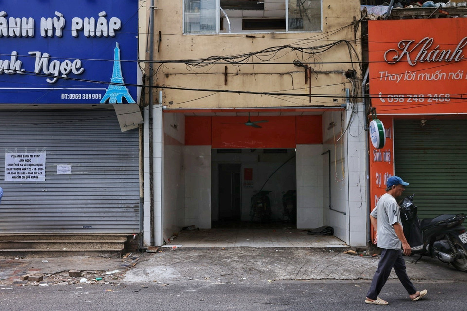 Các hộ dân nhanh chóng tháo dỡ, dọn dẹp nhà cửa để hoàn trả lại mặt bằng cho dự án. (Ảnh: Tuấn Anh/TTXVN)