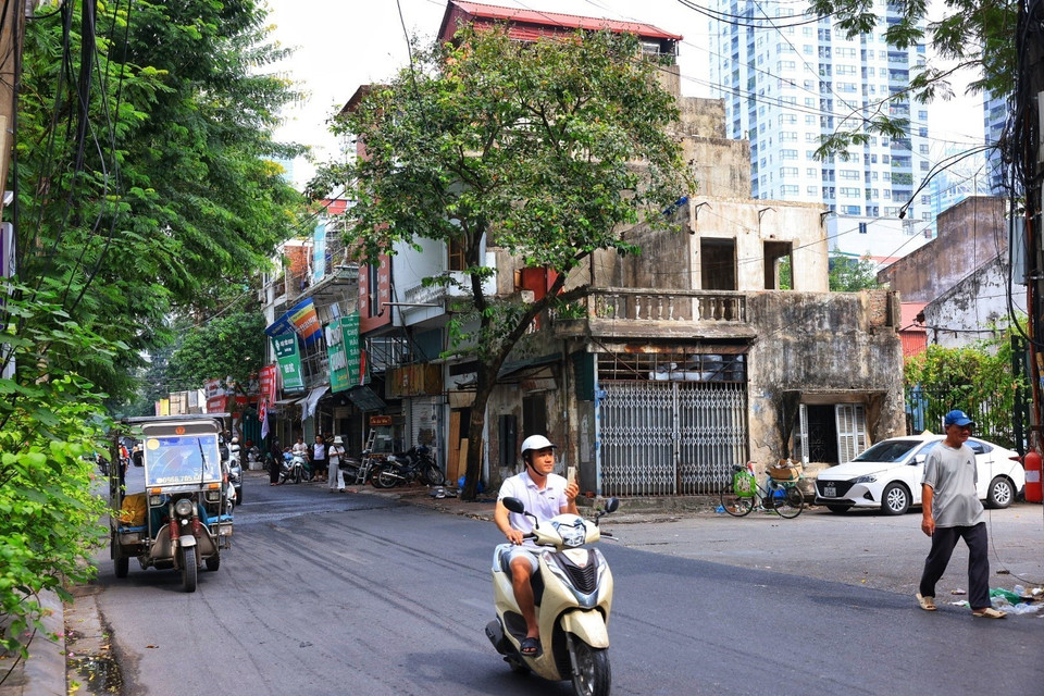 Sau khi mở rộng, tuyến đường này có mặt cắt ngang 21m, lòng đường rộng 15m và 2 bên vỉa hè rộng 3m. (Ảnh: Tuấn Anh/TTXVN)