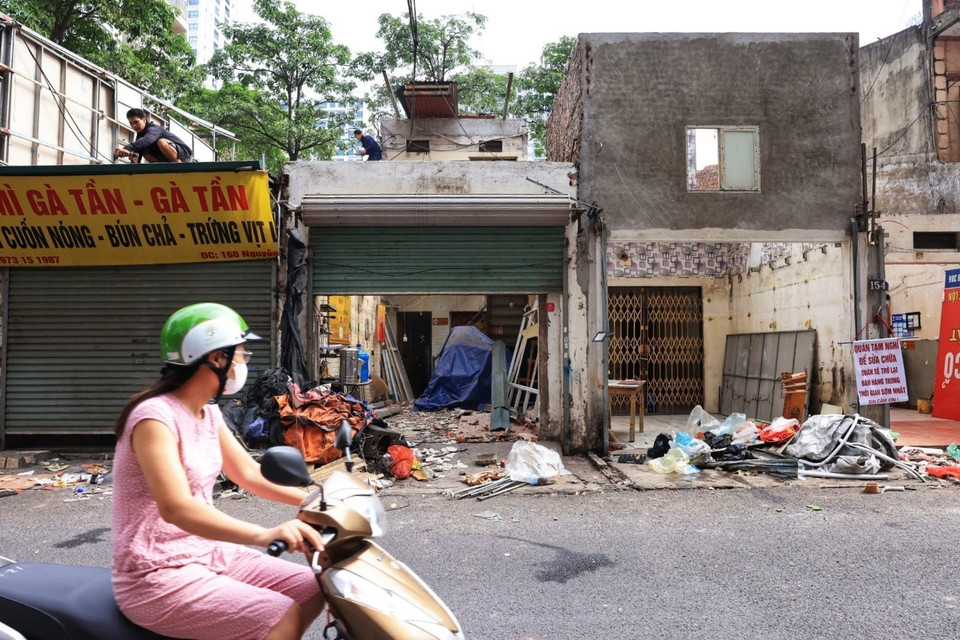 Nhiều hộ dân đã tự tháo dỡ công trình để trả lại mặt bằng. (Ảnh: Tuấn Anh/TTXVN)