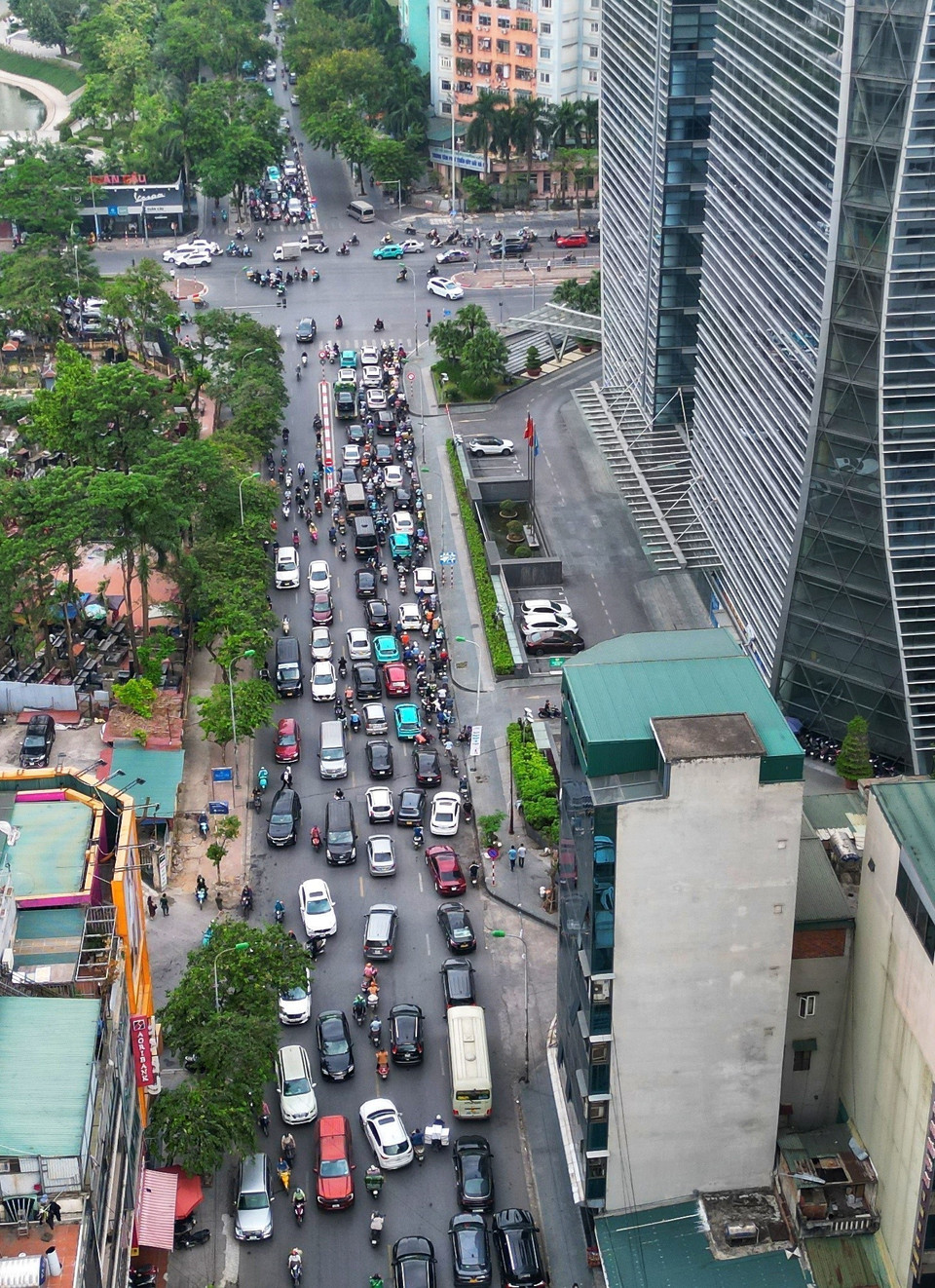 Đường Nguyễn Tuân vào giờ cao điểm luôn bị ùn tắc. (Ảnh: Tuấn Anh/TTXVN)