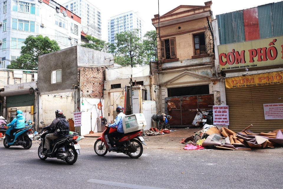 Nhiều hộ dân đã tự tháo dỡ công trình để trả lại mặt bằng. (Ảnh: Tuấn Anh/TTXVN)