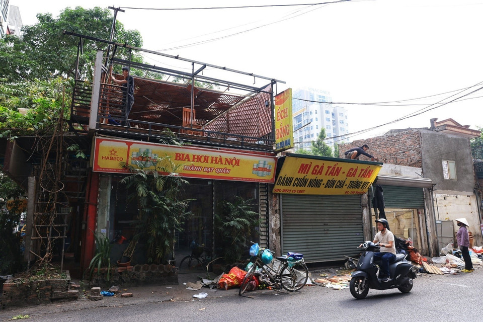 Nhiều hộ dân đã tự tháo dỡ công trình để trả lại mặt bằng. (Ảnh: Tuấn Anh/TTXVN)