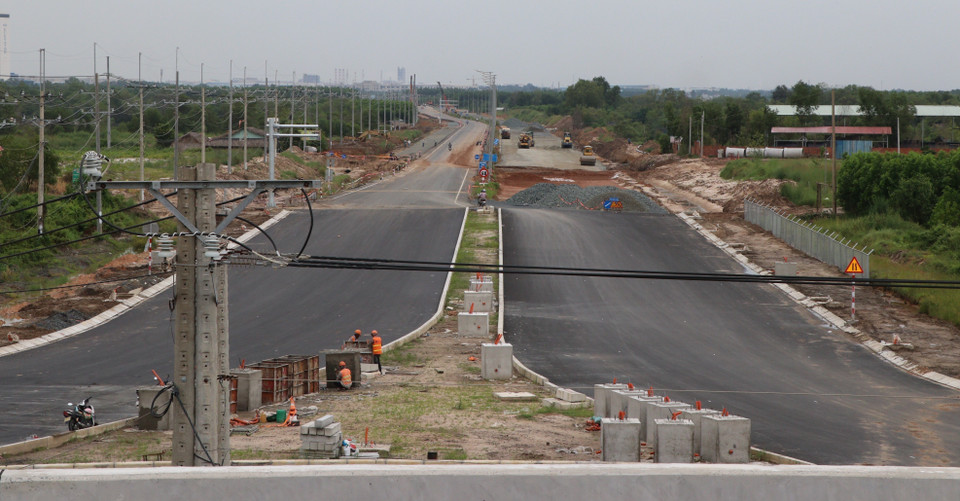 Tuyến cao tốc Bến Lức-Long Thành đoạn phía Đông, thuộc gói thầu A6, A7 đi qua địa bàn huyện Long Thành, huyện Nhơn Trạch (Đồng Nai) tại nút giao Tam An kết nối với đường 319 đang được hoàn thiện để đưa vào khai thác tạm dự kiến cuối tháng 11/2024. (Ảnh: Sỹ Tuyên/TTXVN)