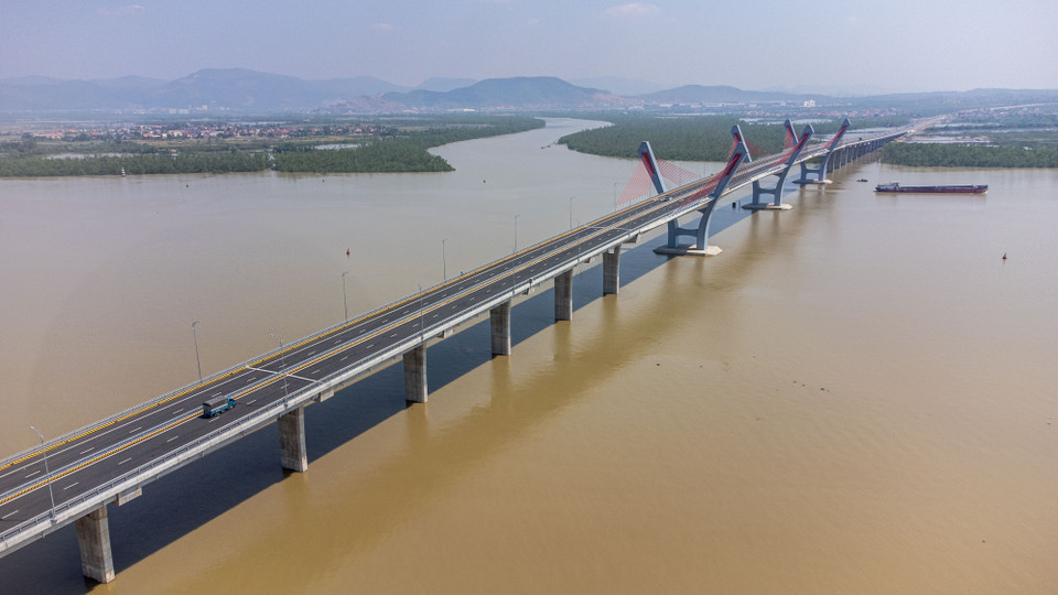 Cầu Bến Rừng thông xe giúp nâng cao năng lực phục vụ về giao thông vận tải, phát triển kinh tế, xã hội, hợp tác cùng phát triển giữa Hải Phòng và Quảng Ninh. (Ảnh: Hoàng Hiếu/TTXVN)