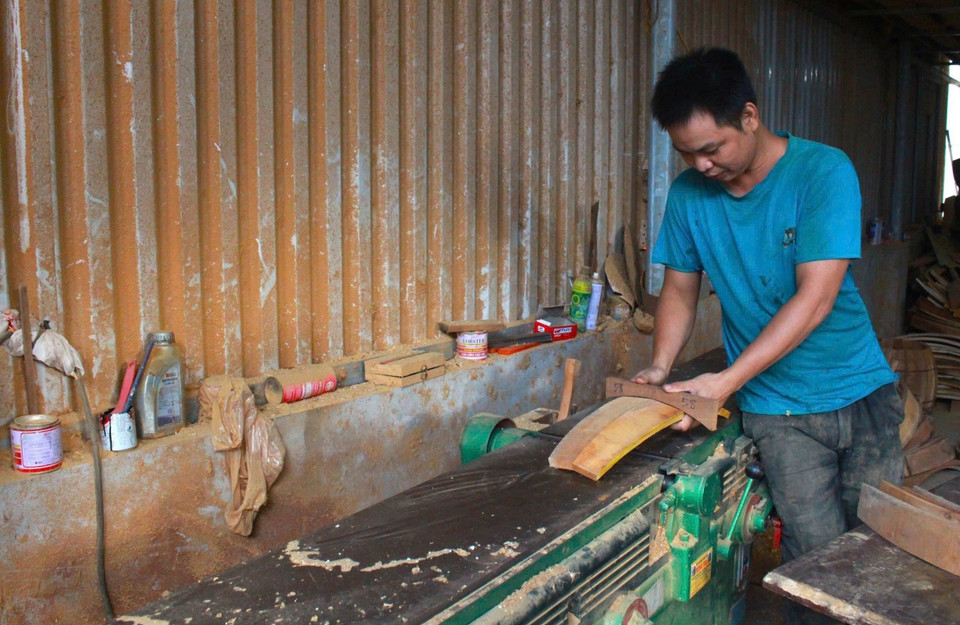 Người nghệ nhân xác định số đo, kích thước chuẩn của quả trống. (Ảnh: Phương Anh/TTXVN)