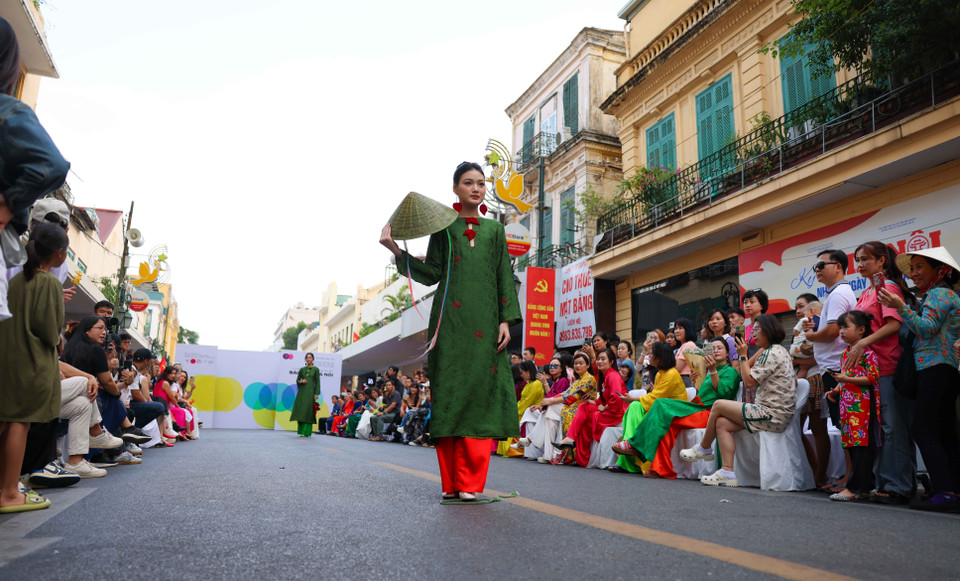 "Áo dài Sắc thu Hà Nội" góp phần tuyên truyền nâng cao giá trị của chất liệu từ làng nghề Việt Nam qua những thiết kế áo dài mang tính sáng tạo trên nền di sản của các nhà thiết kế yêu Văn hóa Việt tại Hà Nội.... (Ảnh: Thanh Tùng/TTXVN)