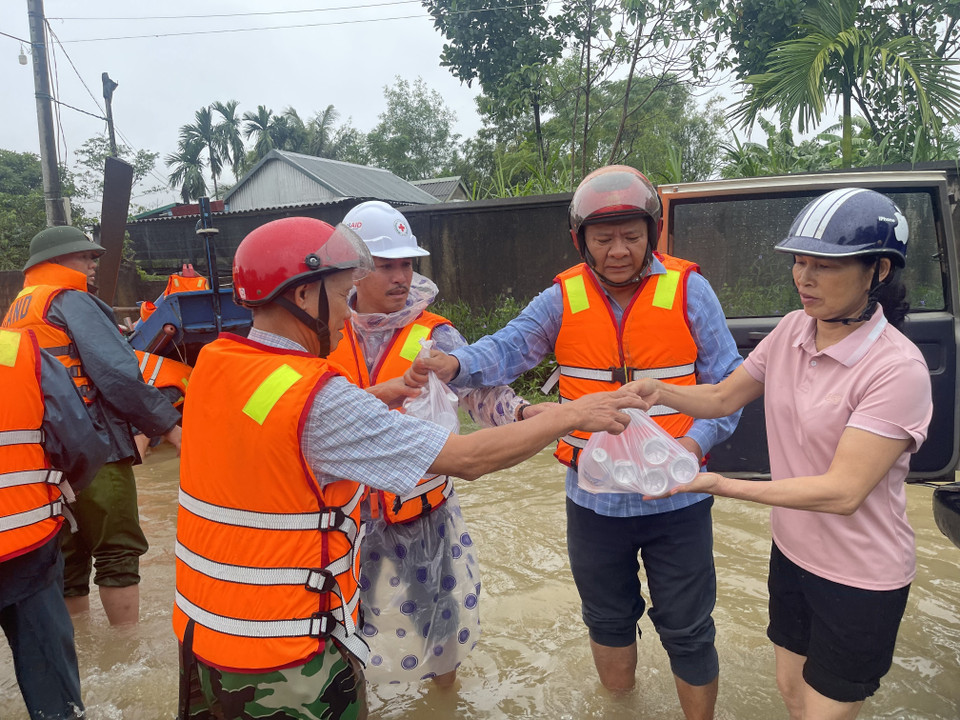 Người dân chuẩn bị lương thực hỗ trợ bà con vùng ngập lụt. (Ảnh: Thanh Thuỷ/TTXVN)