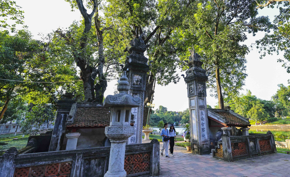 Sở hữu vẻ đẹp cổ kính, uy nghiêm, đền Voi Phục là Tây trấn một trong “Tứ trấn Thăng Long”, tọa lạc tại phố Kim Mã, phường Ngọc Khánh, quận Ba Đình, Hà Nội. (Ảnh: Minh Đức/TTXVN)