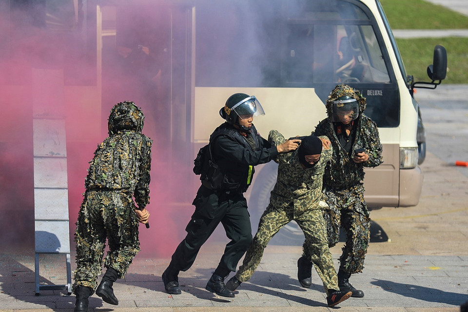 Diễn tập nội dung đánh bắt đối tượng khủng bố và giải cứu con tin trên phương tiện giao thông đường bộ. (Ảnh: Trọng Đạt/TTXVN)