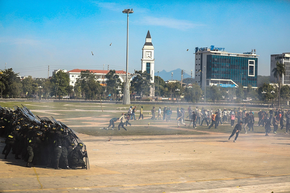 Diễn tập nội dung lực lượng Công an tỉnh Hòa Bình giải tán đám đông gây rối an ninh trật tự. (Ảnh: Trọng Đạt/TTXVN)