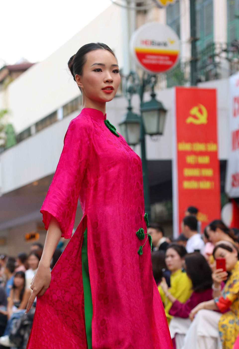 Người mẫu trình diễn các mẫu áo dài lấy cảm hứng từ áo dài truyền thống. (Ảnh: Thanh Tùng/TTXVN)