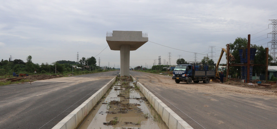 Tuyến cao tốc Bến Lức-Long Thành đoạn phía Đông, thuộc gói thầu A6, A7 đi qua địa bàn huyện Long Thành, huyện Nhơn Trạch (Đồng Nai) tại nút giao với đường Vành đai 3-Thành phố Hồ Chí Minh đang được hoàn thiện. (Ảnh: Sỹ Tuyên/TTXVN)