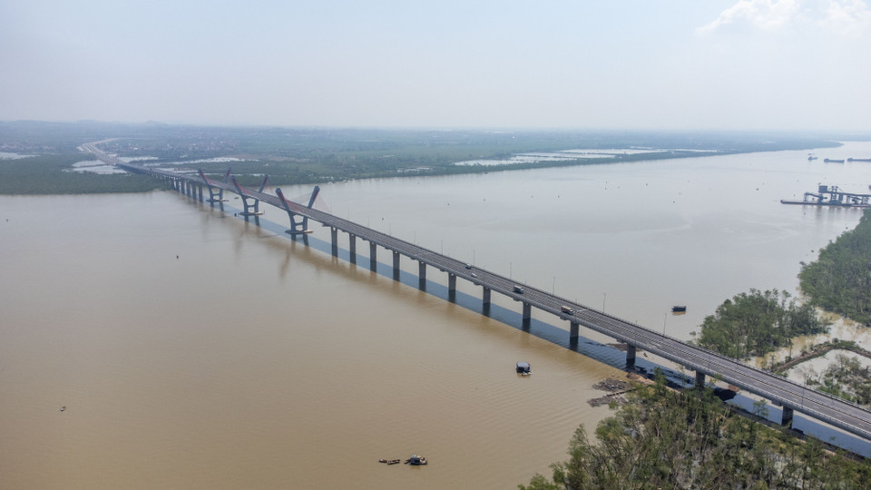 Cầu Bến Rừng với chiều dài 1865m, chiều rộng 21,5m, gồm 4 làn xe cơ giới, 2 làn xe hỗn hợp, nối Hải Phòng với Quảng Ninh. (Ảnh: Hoàng Hiếu/TTXVN)