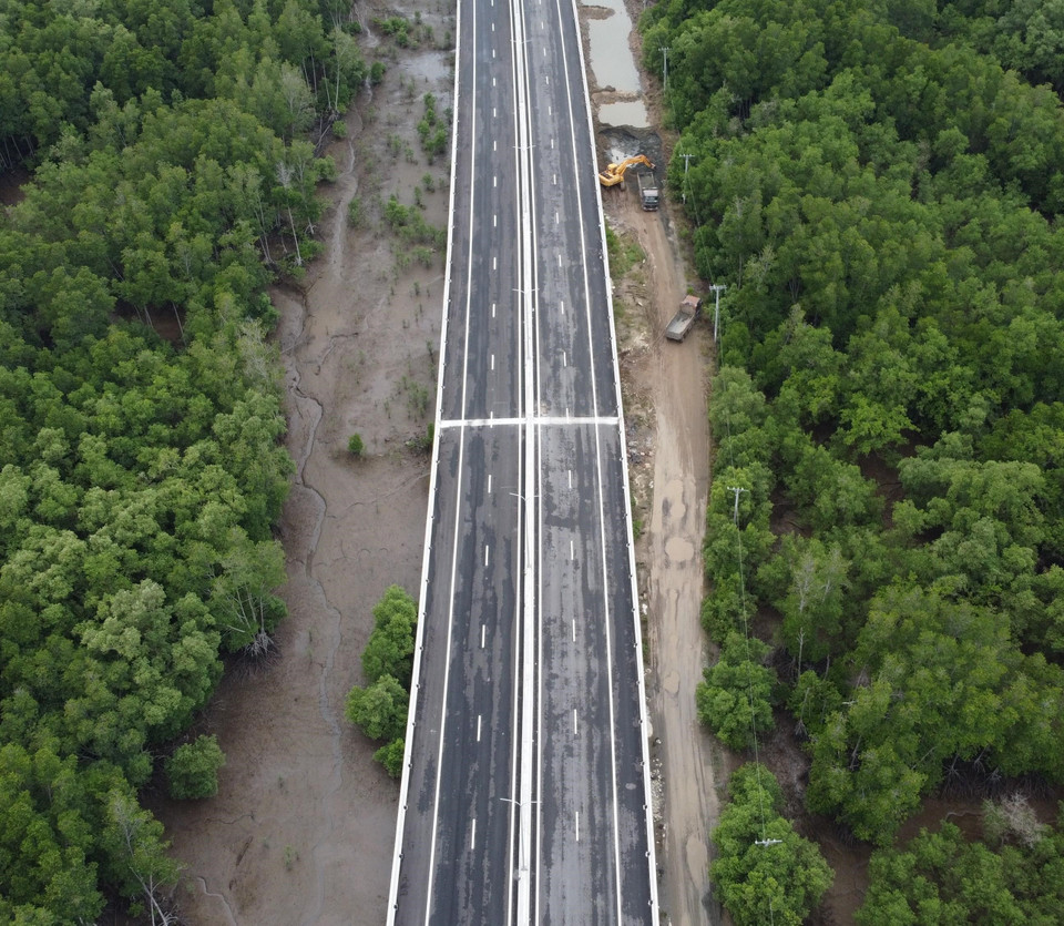 Đoạn cao tốc xuyên qua rừng phòng hộ Long Thành. (Ảnh: Sỹ Tuyên/TTXVN)