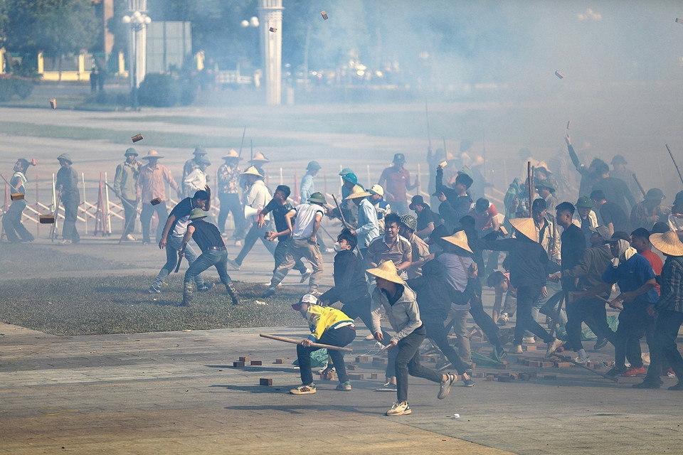 Diễn tập nội dung lực lượng Công an tỉnh Hòa Bình giải tán đám đông gây rối an ninh trật tự. (Ảnh: Trọng Đạt/TTXVN)