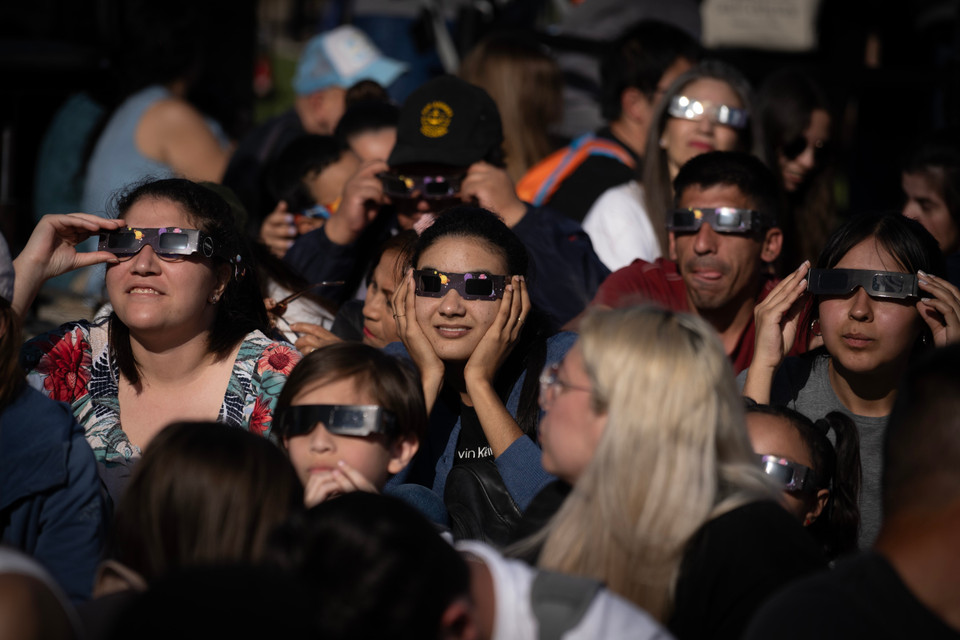 Người dân chiêm ngưỡng hiện tượng nhật thực tại Buenos Aires, Argentina, ngày 2/10/2024. (Ảnh: THX/TTXVN)